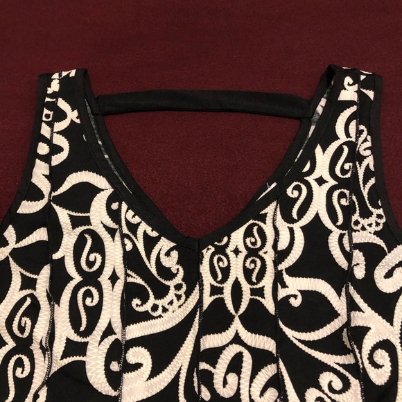 Ricki’s black and white v-neck flared tank NWT - Picture 2 of 8